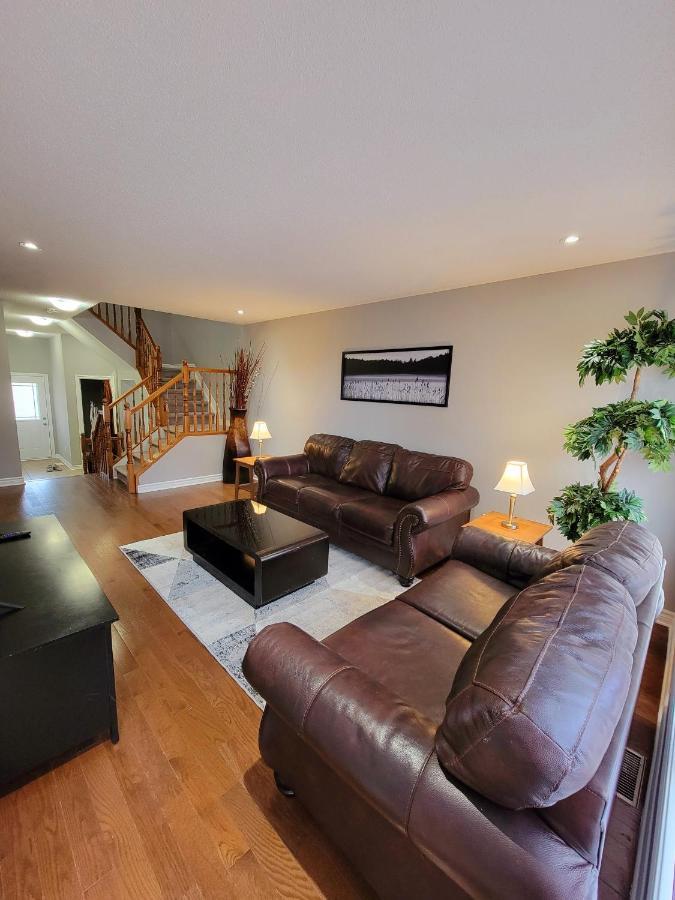 Cozy 3 Bedroom Town House 20 Min From Ottawa Down Town And Airport Exterior photo